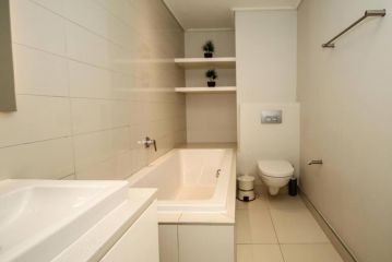 Lovely 2 Bedroom apartment in the CBD Apartment, Cape Town - 3