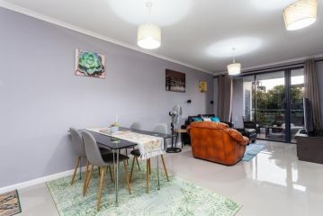 Lovely 2 bedroom apartment overlooking canals Apartment, Cape Town - 2