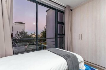 Lovely 2 bedroom apartment overlooking canals Apartment, Cape Town - 4