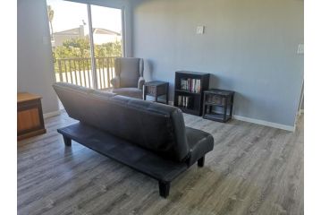 Lovely 2 bedroom condo with balcony and a view! Apartment, Cape Town - 1