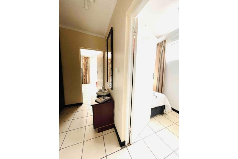Lovely 2 bedroom duplex apartment (self-catering) Apartment, Johannesburg - imaginea 13