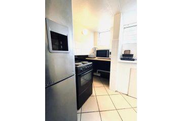 Lovely 2 bedroom duplex apartment (self-catering) Apartment, Johannesburg - 4