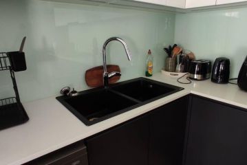 Lovely 2 Bedroom Rental unit with free parking. Apartment, Cape Town - 1