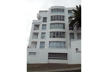 Lovely 2 bedroom self-catering apartment located 1 min from the beach Apartment, Strand - 3