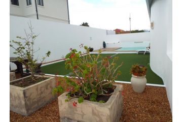 Lovely 2 bedroom self-catering apartment located 1 min from the beach Apartment, Strand - 4