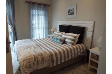 Lovely 2 bedroom self-catering apartment located 1 min from the beach Apartment, Strand - 1