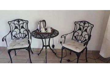 Lovely holiday home for a large family or friends bordering Kruger National Park Guest house, Marloth Park - 4