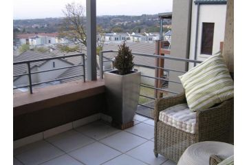 Lovely 2 bed upstairs apartment in Bryanston Apartment, Johannesburg - 5