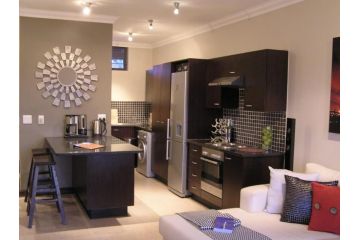 Lovely 2 bed upstairs apartment in Bryanston Apartment, Johannesburg - 2