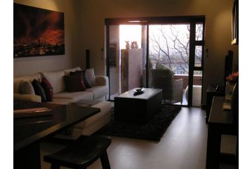 Lovely 2 bed upstairs apartment in Bryanston Apartment, Johannesburg - 4
