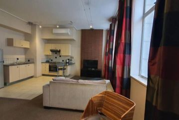 Serviced Hotel suite in lovely Johannesburg with pool Apartment, Johannesburg - 4