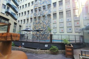Serviced Hotel suite in lovely Johannesburg with pool Apartment, Johannesburg - 1