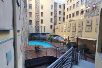 Serviced Hotel suite in lovely Johannesburg with pool Apartment, Johannesburg - 5