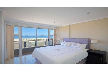 Lovely Oceanfront Apartment, Cape Town - 2