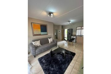 Lovely One Bedroom Apartment in Lonehill, Fourways Apartment, Sandton - 2