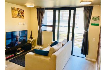 Lovely open and sunny 2 bedroom apartment Apartment, Cape Town - 4