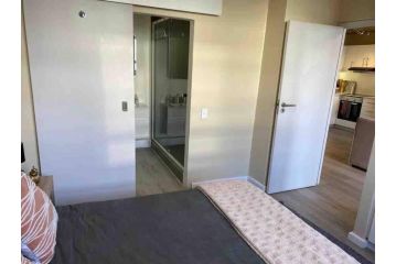 Lovely open and sunny 2-bedroom apartment Apartment, Cape Town - 1