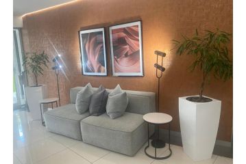 Lovely Rosebank 1-bedroom condo with pool & cinema Apartment, Johannesburg - 1