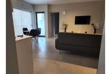 Lovely Spacious 2 Bedroom with Parking Apartment, Cape Town - 4