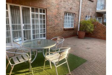 Lovely Spacious Two bedroom apartment Apartment, Johannesburg - 1
