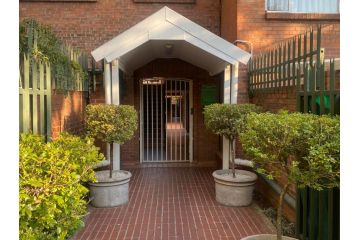 Lovely Spacious Two bedroom apartment Apartment, Johannesburg - 4