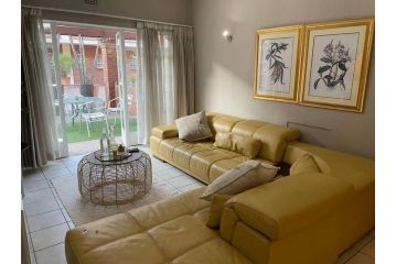 Lovely Spacious Two bedroom apartment Apartment, Johannesburg - 2