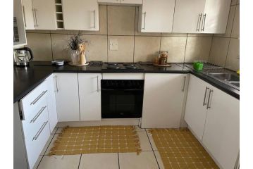 Lovely Spacious Two bedroom apartment Apartment, Johannesburg - 3