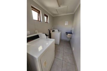 Lovely studio apartment with a pool and parking Apartment, Cape Town - 4