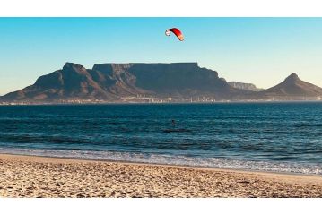 Lovely Beachfront Apartment with Sea Views Apartment, Bloubergstrand - 2