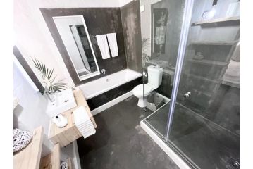 lovely unit Apartment, Johannesburg - 3