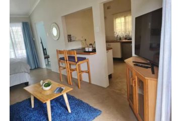 Lovely 1 Queen bed, 1 Sleeper couch Self-catering cottage Apartment, Kloof - 5