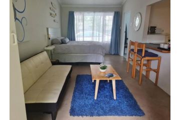 Lovely 1 Queen bed, 1 Sleeper couch Self-catering cottage Apartment, Kloof - 2