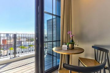 Luxurious Chic Apartment on Top Floor w/ Views Apartment, Cape Town - 2