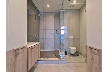 Luxurious Menlyn Maine 1 Bedroom on 12th Floor with stunning views Apartment, Pretoria - 5