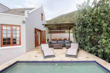 Luxurious Peaceful Mountain Retreat-Heated Pool Guest house, Cape Town - 1