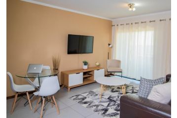 Luxury 2bed 2bath in a Secure golf estate.WIFI Apartment, Roodepoort - 2