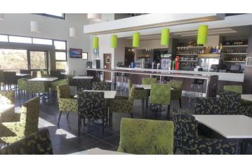 Luxury 2bed 2bath in a Secure golf estate.WIFI Apartment, Roodepoort - 1