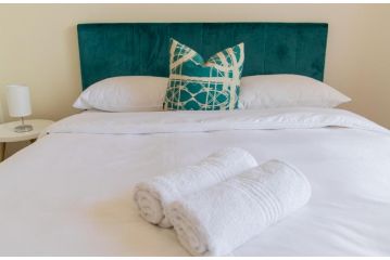 Luxury 2bed 2bath in a Secure golf estate.WIFI Apartment, Roodepoort - 5