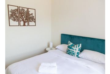 Luxury 2bed 2bath in a Secure golf estate.WIFI Apartment, Roodepoort - 4