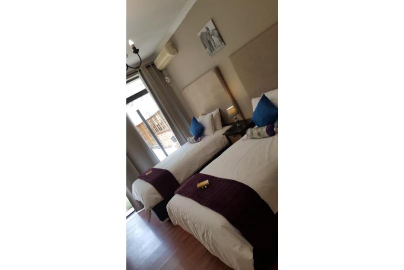 Luxury Heights Guesthouse Guest house, Newcastle - imaginea 14