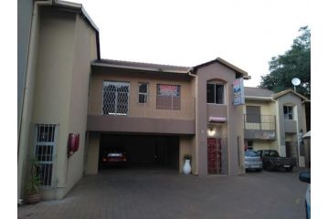 Luxury Studio Lake facing Harties Apartment, Hartbeespoort - 2