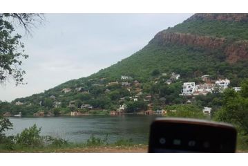 Luxury Studio Lake facing Harties Apartment, Hartbeespoort - 4