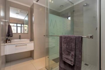 Luxury Two Bedroom Condo in Sandton, Johannesburg. Apartment, Johannesburg - 3