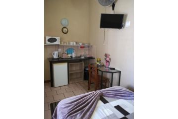 Mac Malone's Apartment, Nelspruit - 3