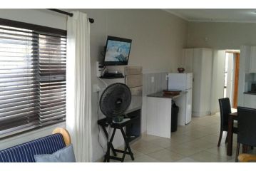 Madiolyn Apartment, Jeffreys Bay - 2