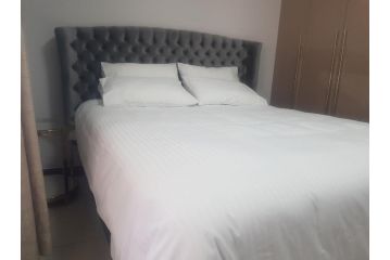 Hotel-styled apartment Spare room shared space Fourways Apartment, Sandton - 1