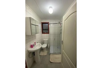 Man and Dog Log Cabin Apartment, Midrand - 3
