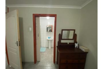 Man and Dog Log Cabin Apartment, Midrand - 5